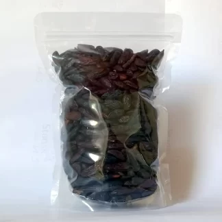 Pacote de 1kg de Cumarú Fava Tonka em fundo branco