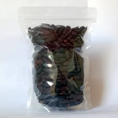 Pacote de 1kg de Cumarú Fava Tonka em fundo branco